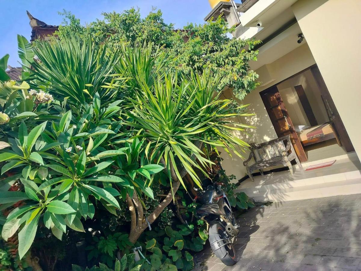 Villa Layang Bulan A Homey Guesthouse For Men Near The Beach In North Kuta Denpasar Exterior foto